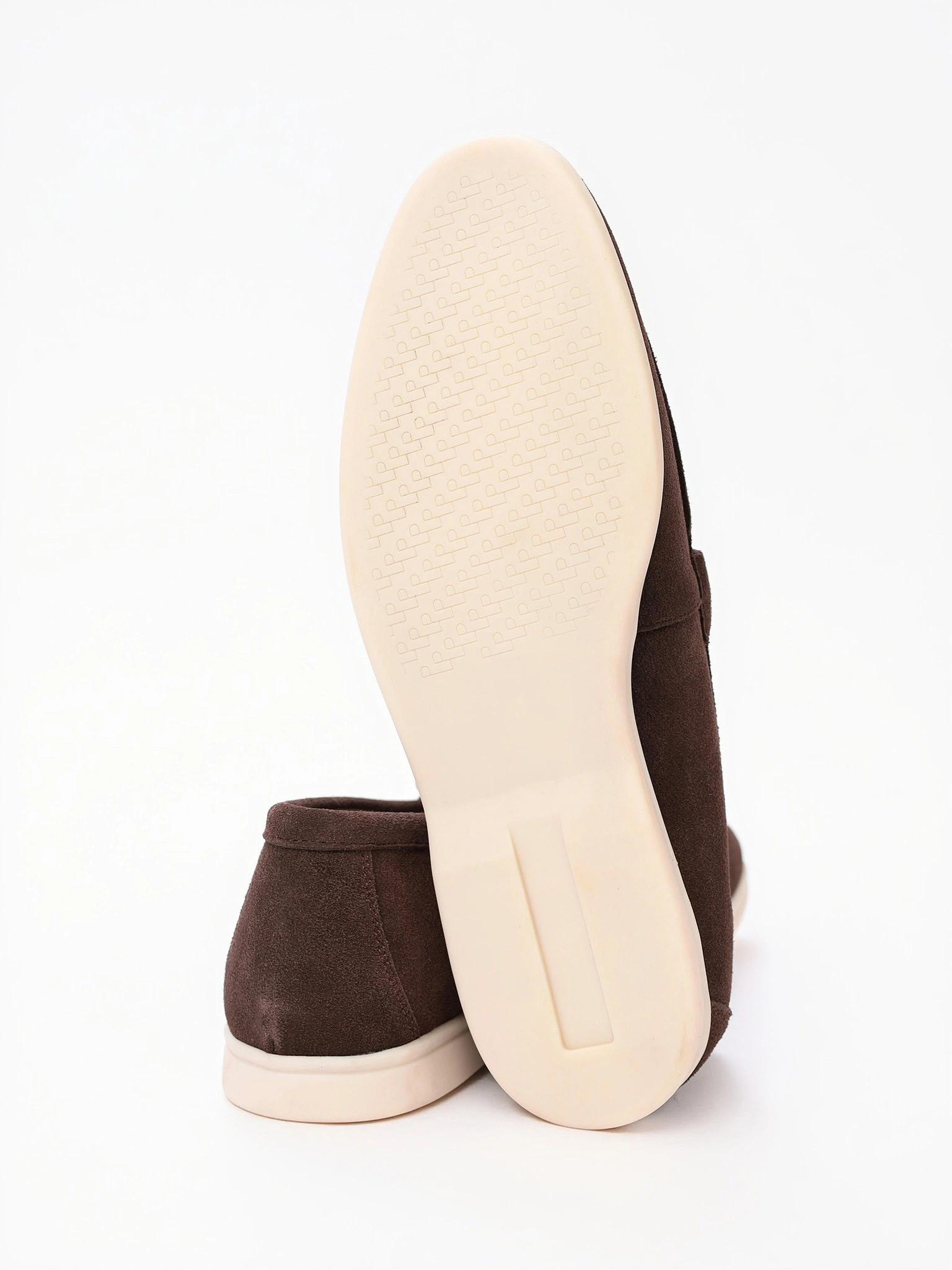 Туфли-лоферы темно-коричневого цвета на низкой подошве